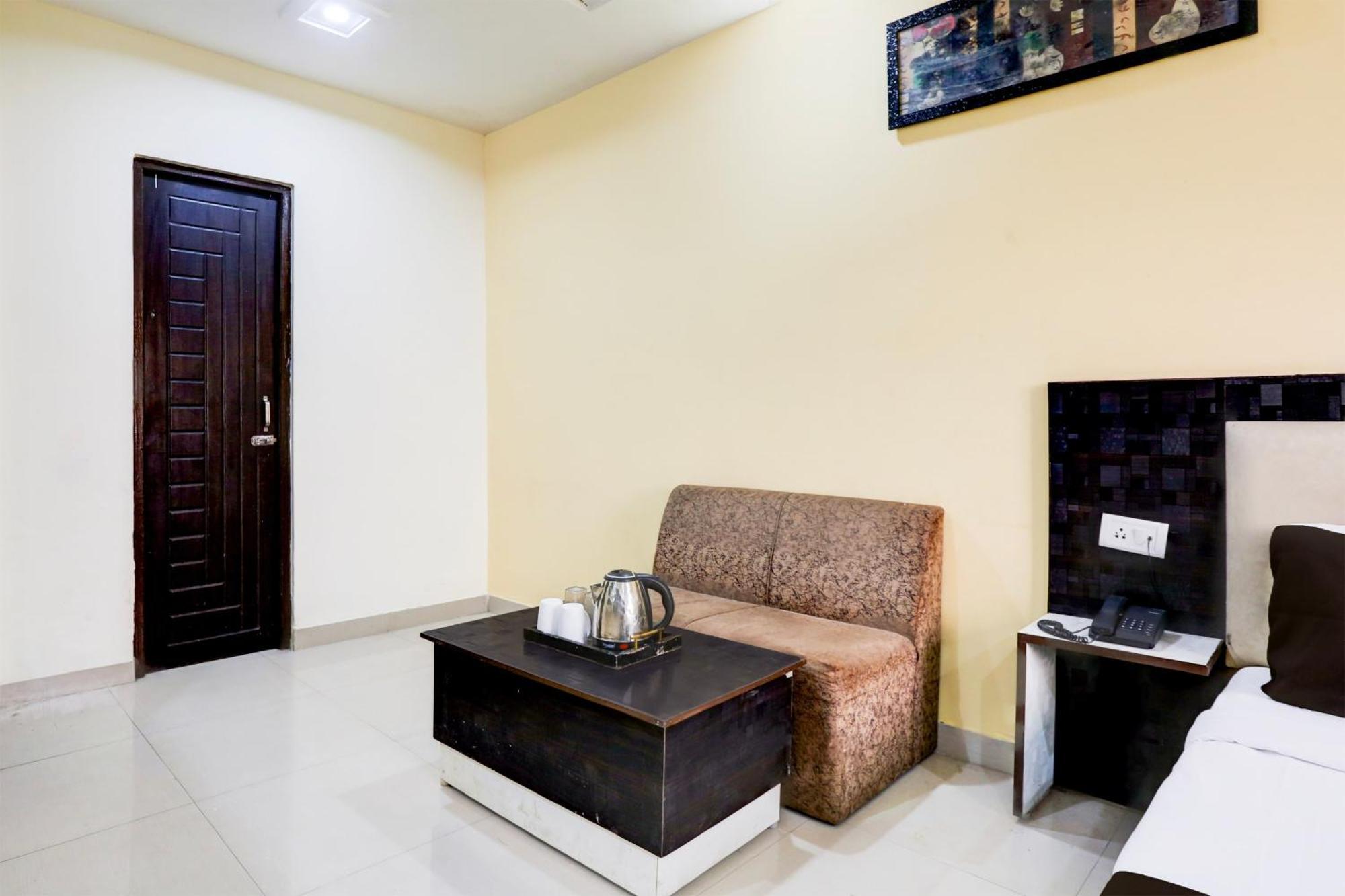 Capital O 42035 Hotel Raj Ganga Raiwala Bagian luar foto