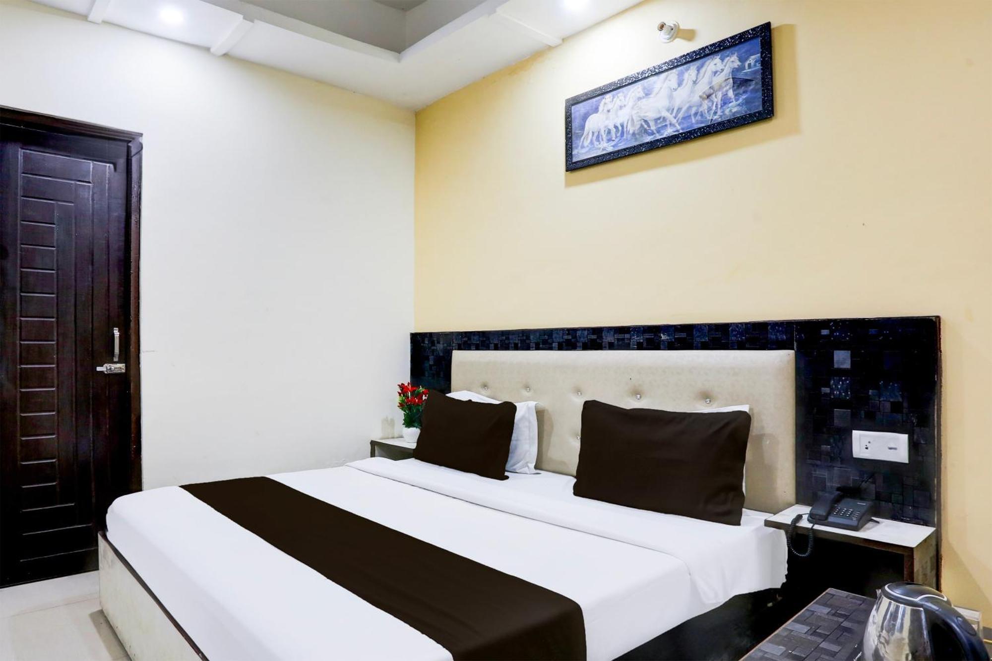 Capital O 42035 Hotel Raj Ganga Raiwala Bagian luar foto