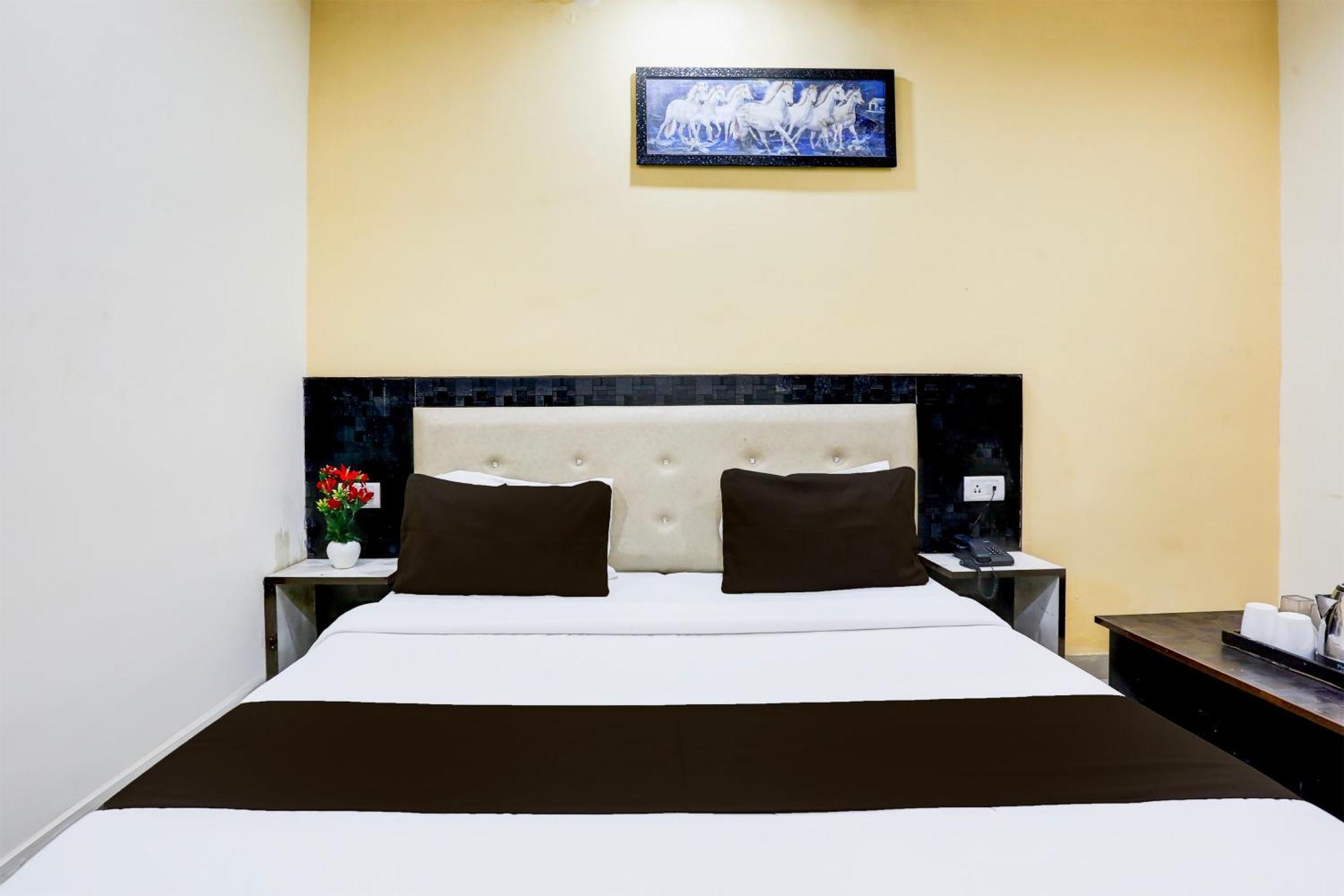 Capital O 42035 Hotel Raj Ganga Raiwala Bagian luar foto