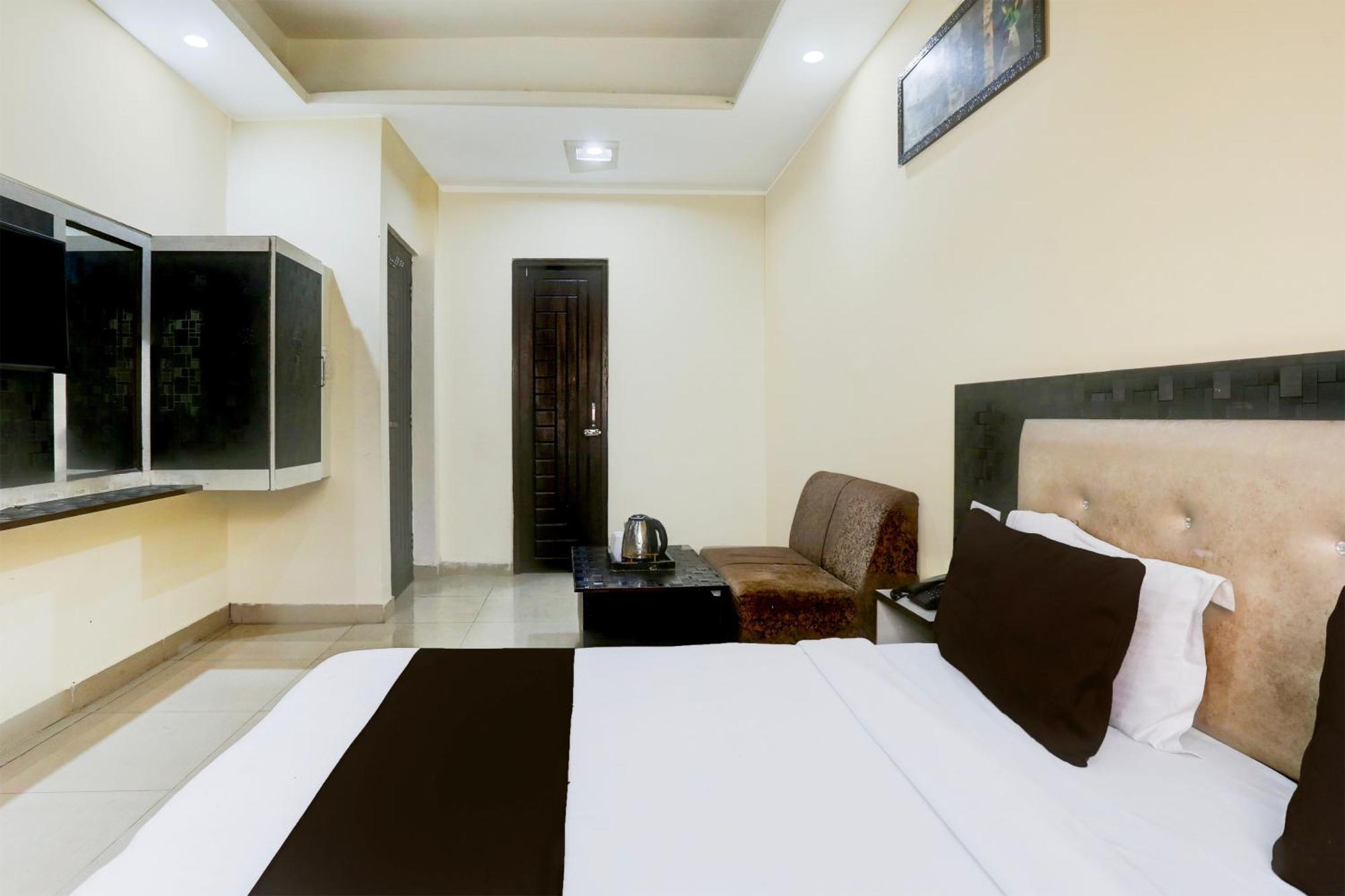 Capital O 42035 Hotel Raj Ganga Raiwala Bagian luar foto